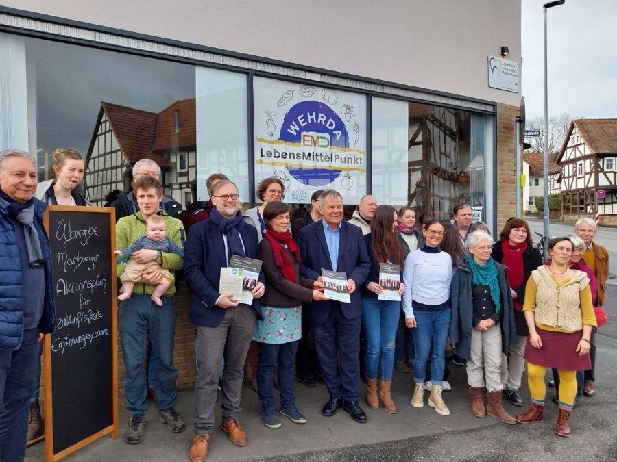 Gruppenbild vor dem LMP-Zentrum in Wehrda mit Vertreter:innen aus Kommunalpolitik und Verein, 2024